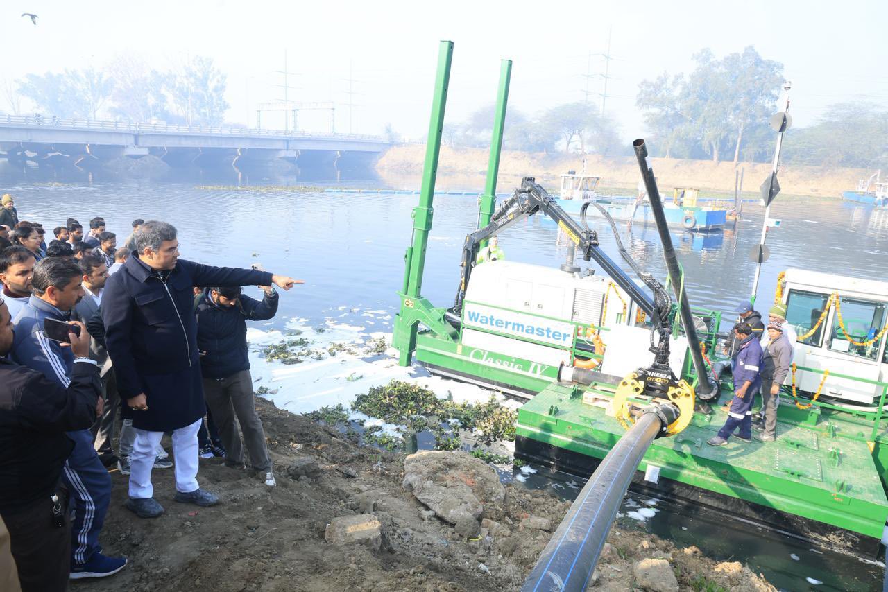 नजफगढ़ ड्रेन  में शुक्रवार को ‘वॉटर मास्टर’ मशीन का जलावतरण करते दिल्ली के जल मंत्री प्रवेश साहिब सिंह