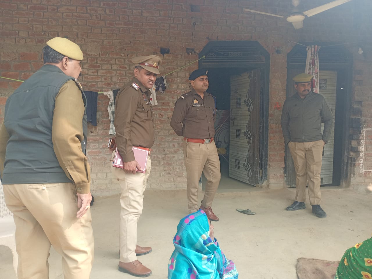 मृतक के घर पहुंची पुलिस जांच पड़ताल करते हुए