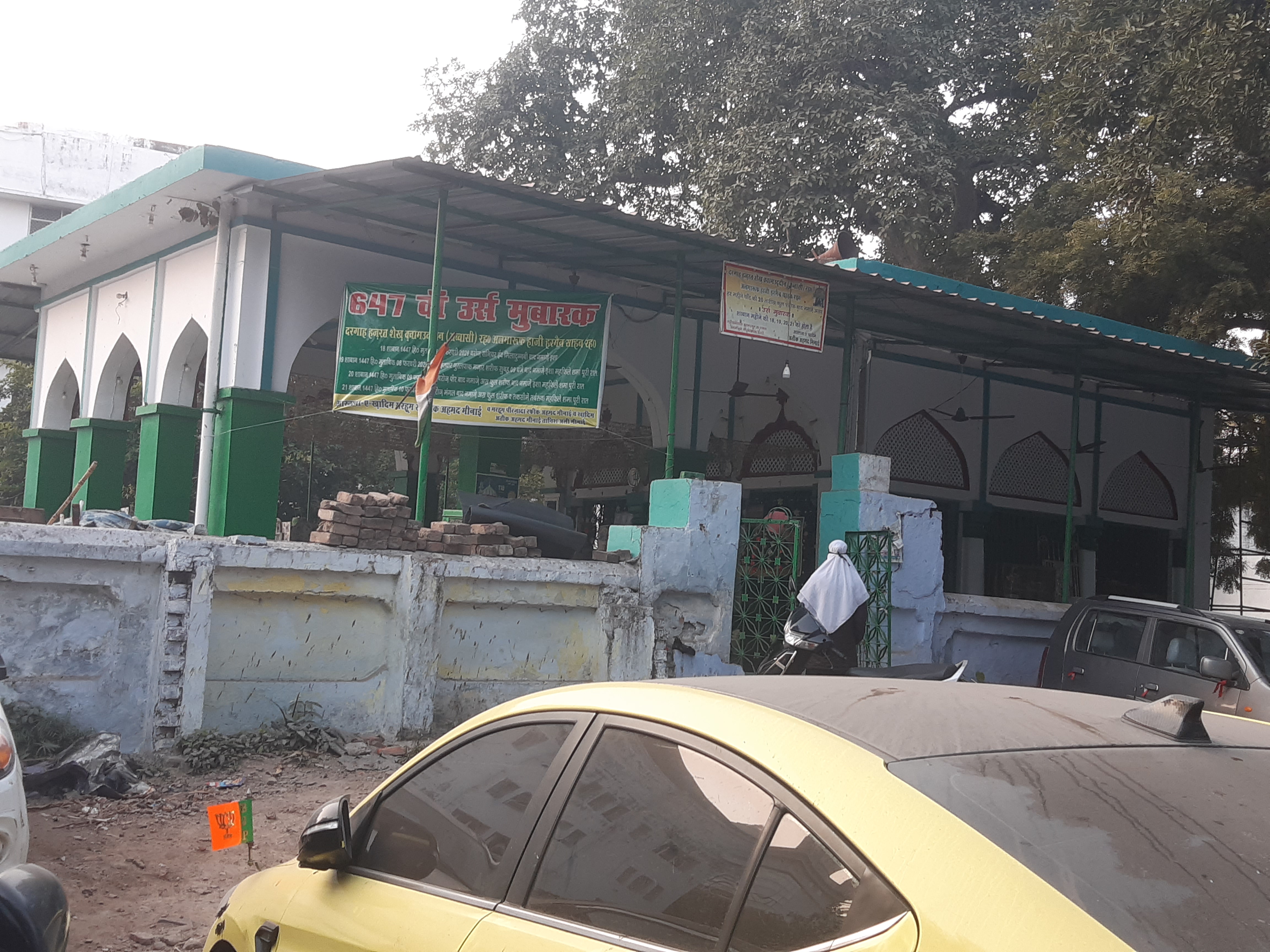 नेत्र रोग विभाग के पीछे खड़ी मजार