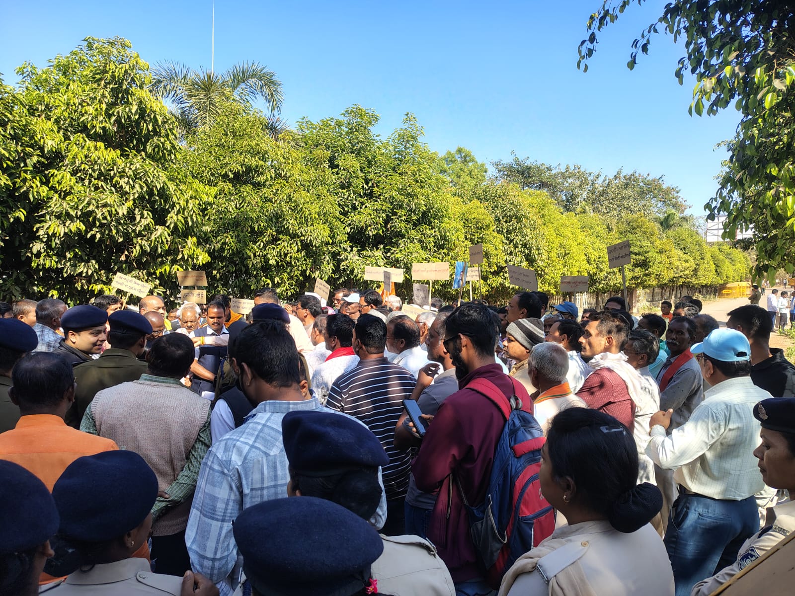 प्रदर्शन करते हुए किसान संघ के सदस्य।