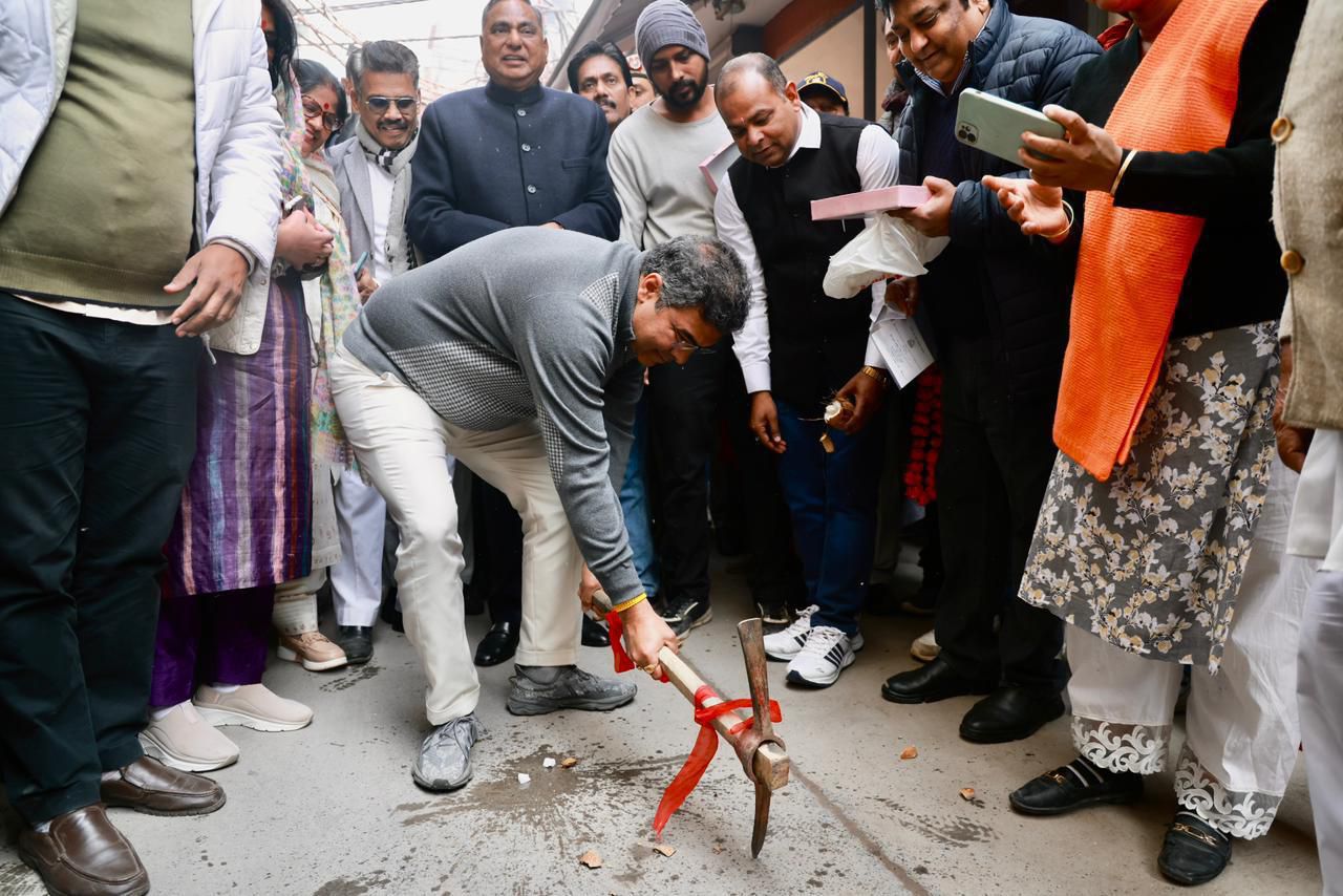 देओली और अंबेडकर नगर विधानसभा क्षेत्रों की अनधिकृत कॉलोनियों में सीवर परियोजना के शिलान्यास करते दिल्ली के जल मंत्री प्रवेश साहिब सिंह