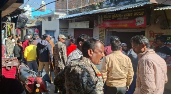 कार्रवाई करती नगर निगम की टीम