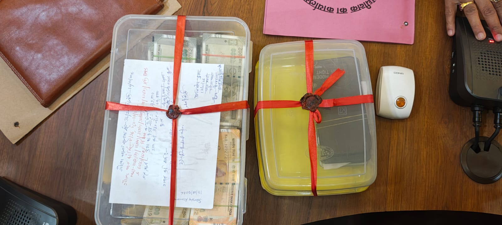 जब्त  मोबाइल और नगद