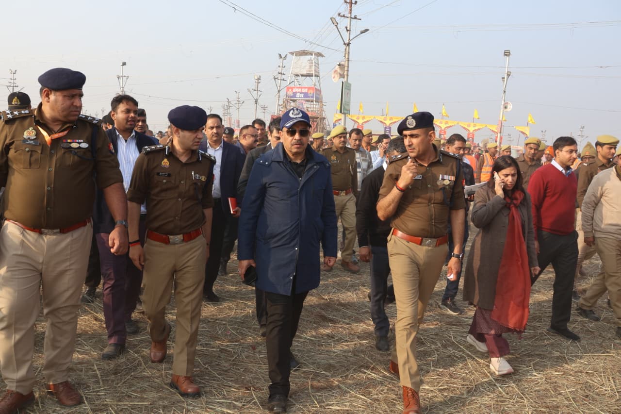 प्रयागराज की सड़कों पर जनसैलाब