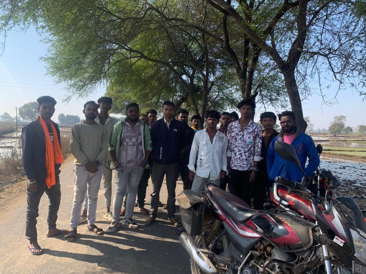 अंतिम संस्कार का विरोध करते हुए ग्रामीण व हिंदू संगठन के लोग।