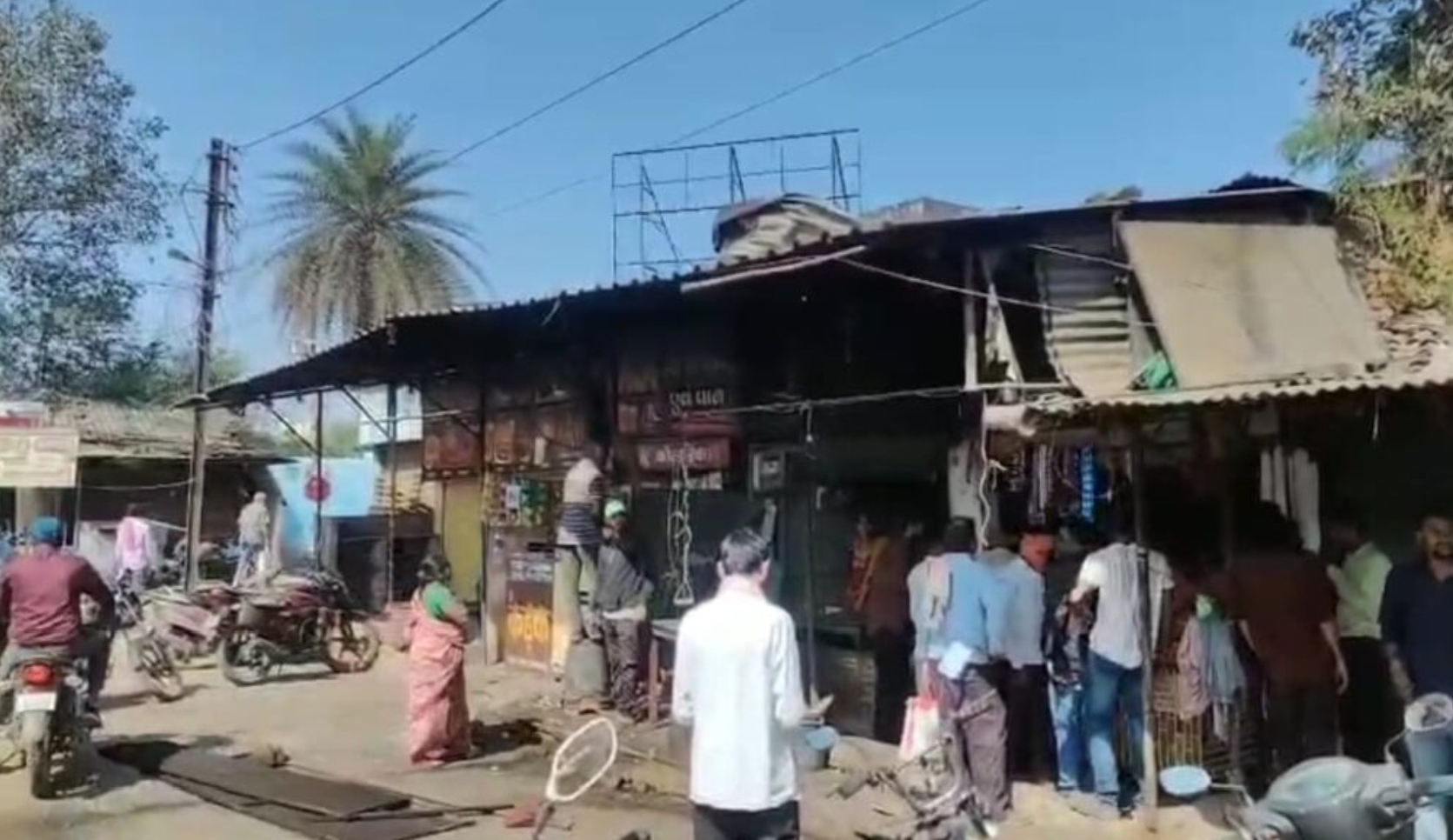 बस स्टैंड क्षेत्र में हो रहा था अतिक्रमण।