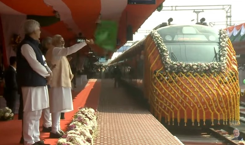प्रधानमंत्री नरेन्द्र मोदी वंदे भारत स्लीपर ट्रेन को हरी झंडी दिखाकर रवाना करते