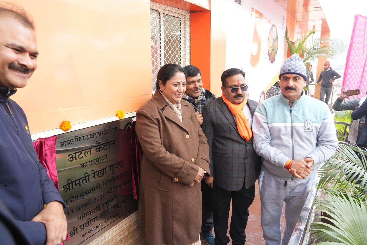 हैदरपुर  में शनिवार को अटल कैंटीन का उद्घाटन करती मुख्यमंत्री रेखा गुप्ता