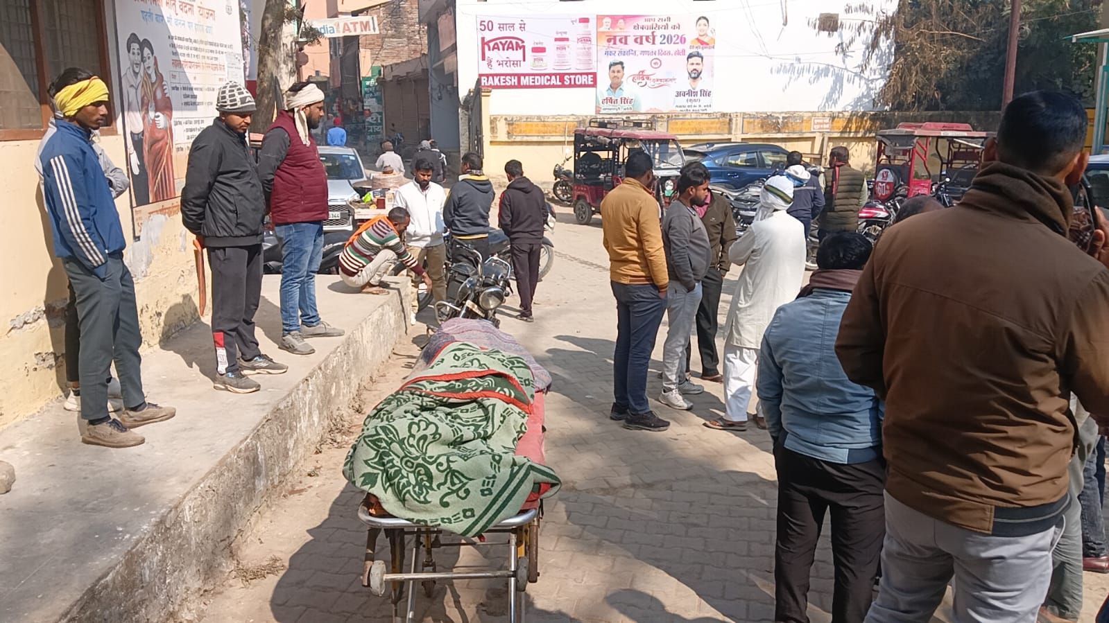 सामुदायिक स्वास्थ्य केंद्र के बाहर रखी युवक की लाश