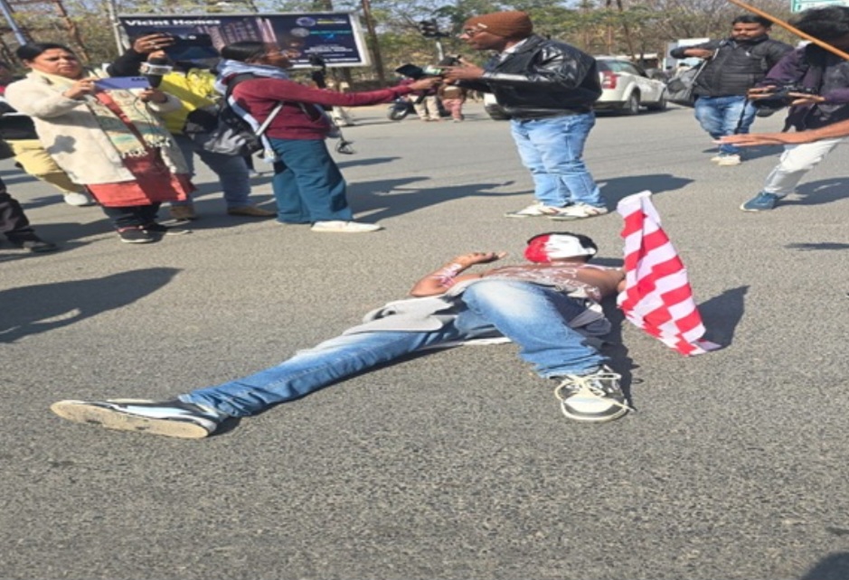 बंद के दौरान सड़क पर लेटा समर्थक