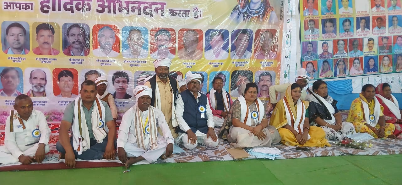 बैठक में मंचस्थ समाज के पदाधिकारी।