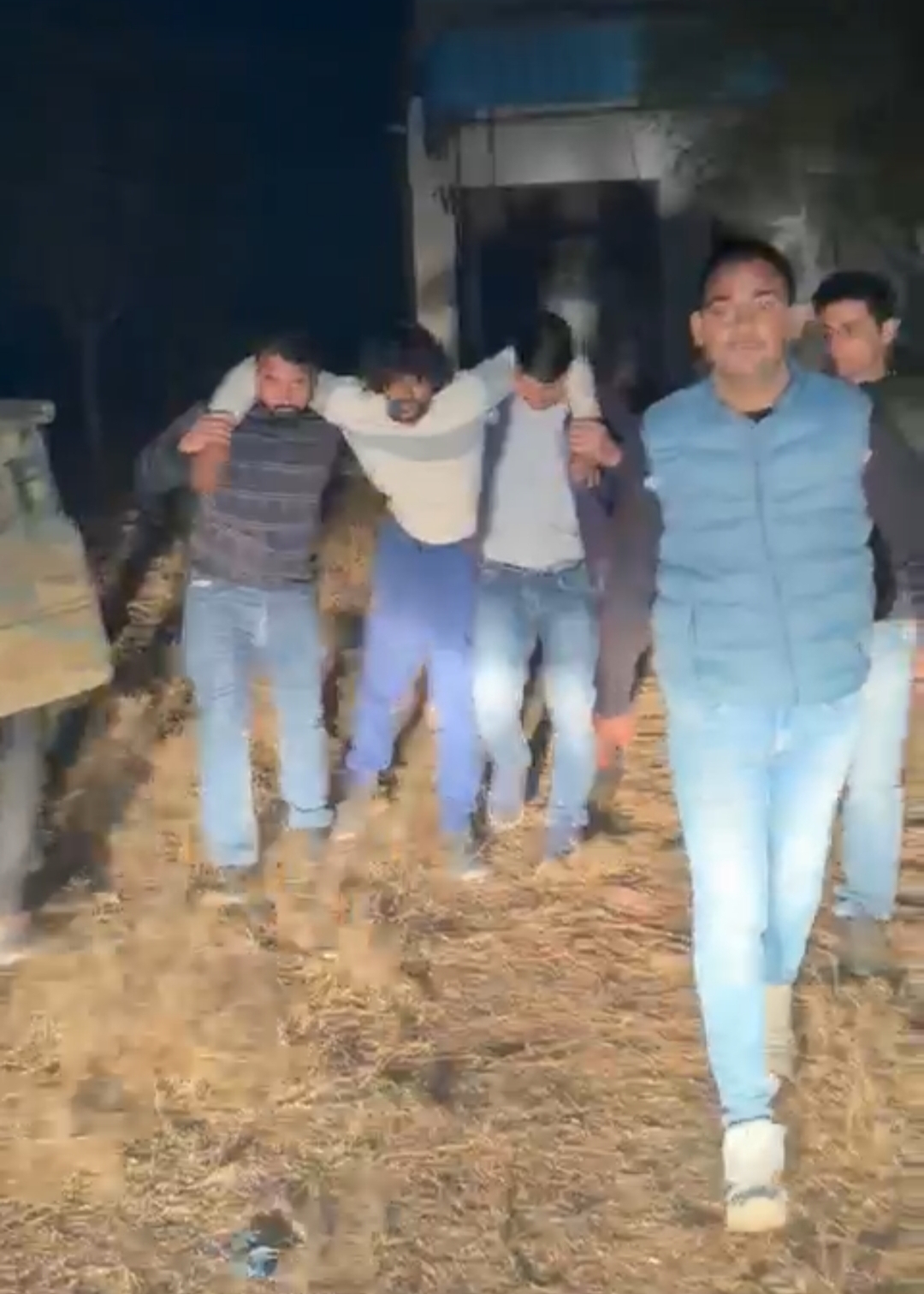 हथीन सीआईए टीम घायल बदमाश को लती हुई