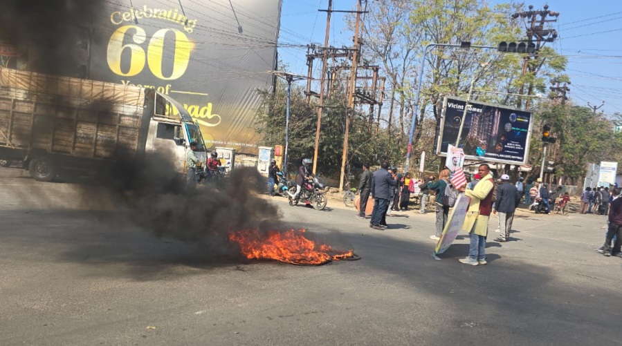 बंद के दौरान समर्थक आगजनी करते हुए