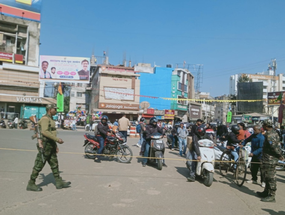 बंद समर्थक रस्सी से सड़क को अवरुद्ध करते हुए