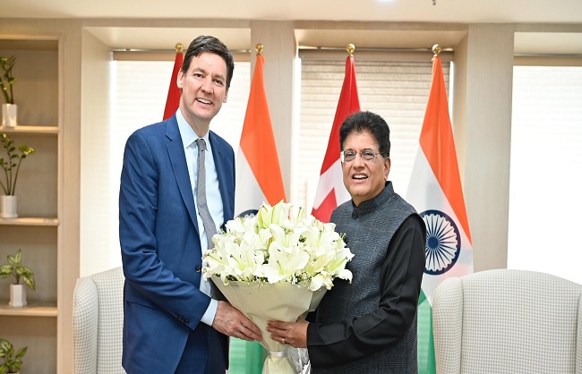 ब्रिटिश कोलंबिया के मुख्यमंत्री डेविड एबे से मुलाकात करते पीयूष गोयल