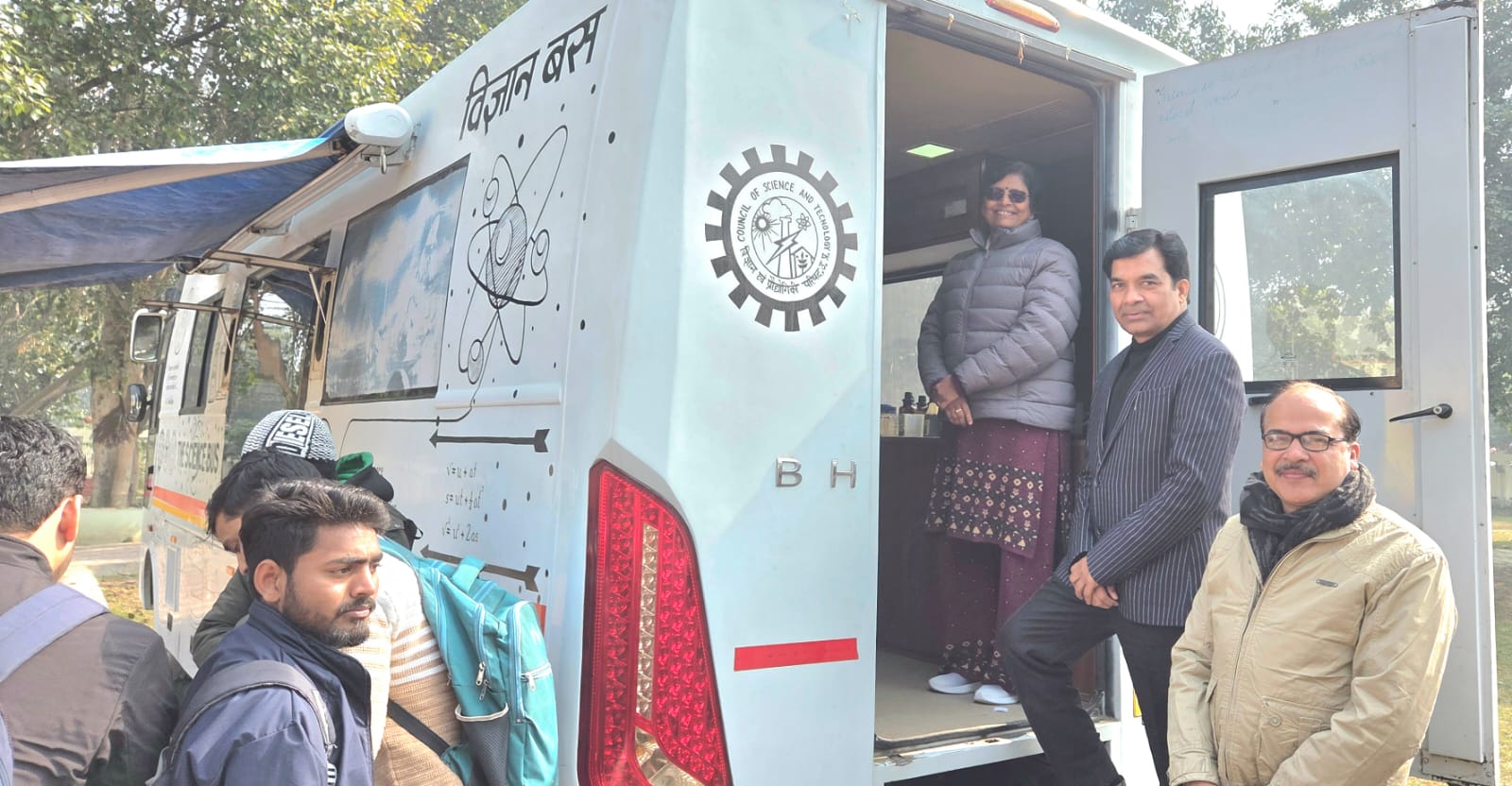 विज्ञान बस में सवार कुलपति डॉ वंदना सिंह एवं अन्य शिक्षक