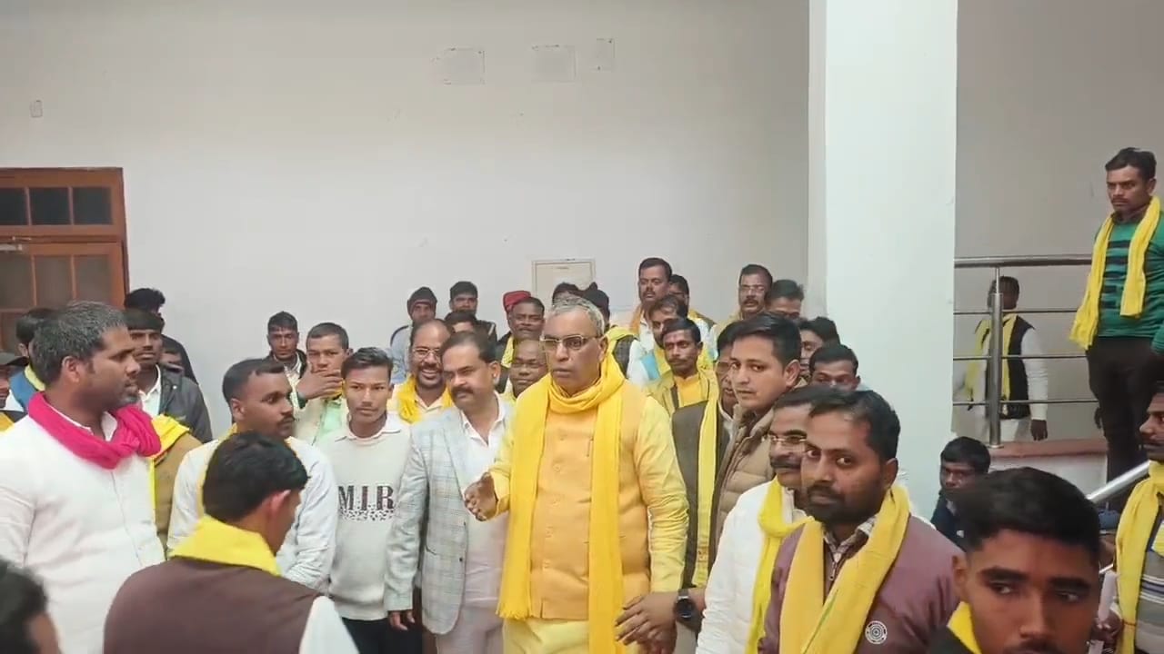 निरीक्षण भवन में मंत्री ओपी राजभर