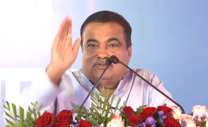 केन्द्रीय मंत्री नितिन गडकरी विदिशा में कार्यक्रम को संबोधित करते हुए