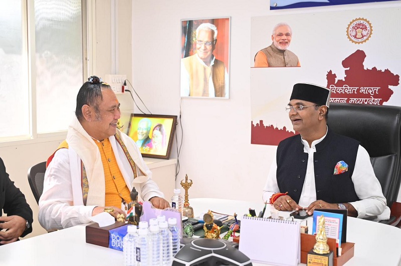 मप्र के खेल मंत्री सारंग से मिले इंडोनेशिया के गांधीवादी विचारक पद्मश्री अगुस इंद्रा उदायना