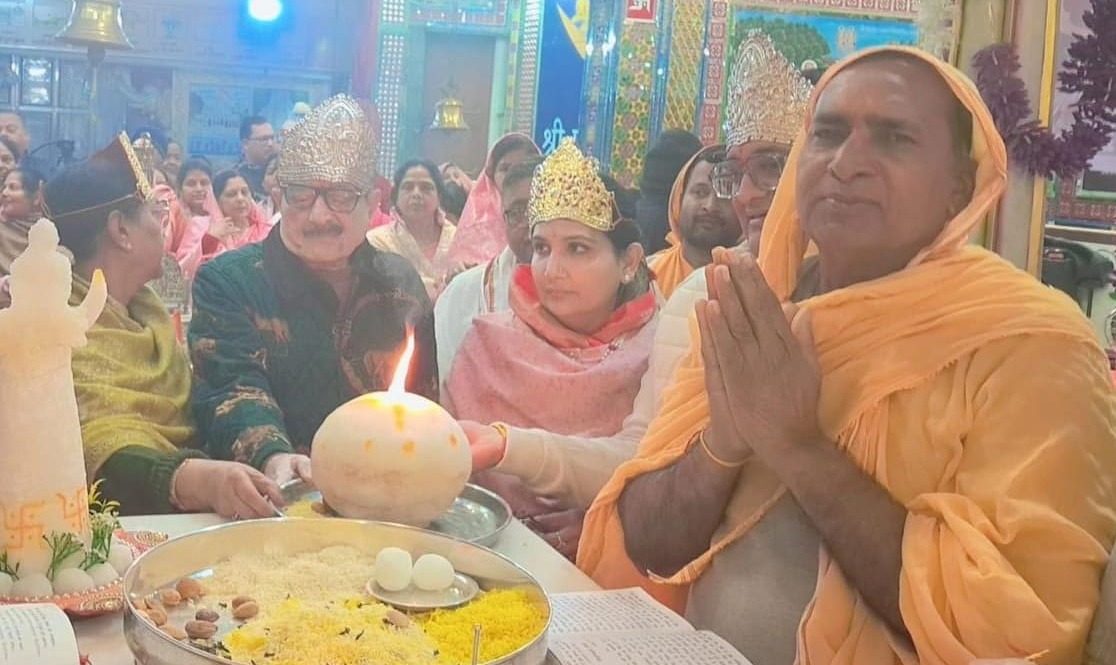 प्राचीन जैन मंदिर लोहागढ़ में कार्यक्रम के दौरान उपस्थित जैन समाज के लोग।
