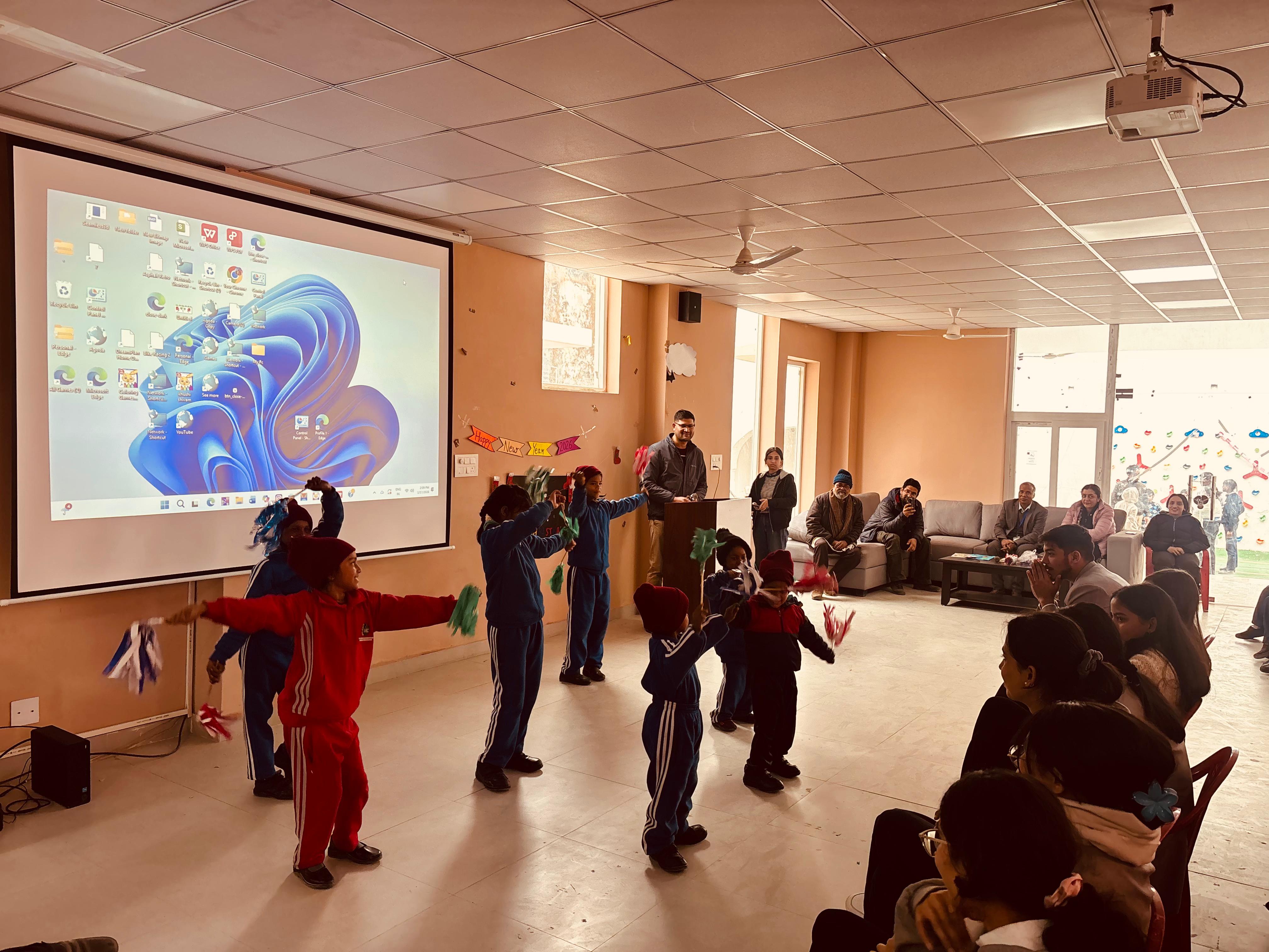 इंटेंसिव केयर सेंटर में रेस्क्यू छात्र।