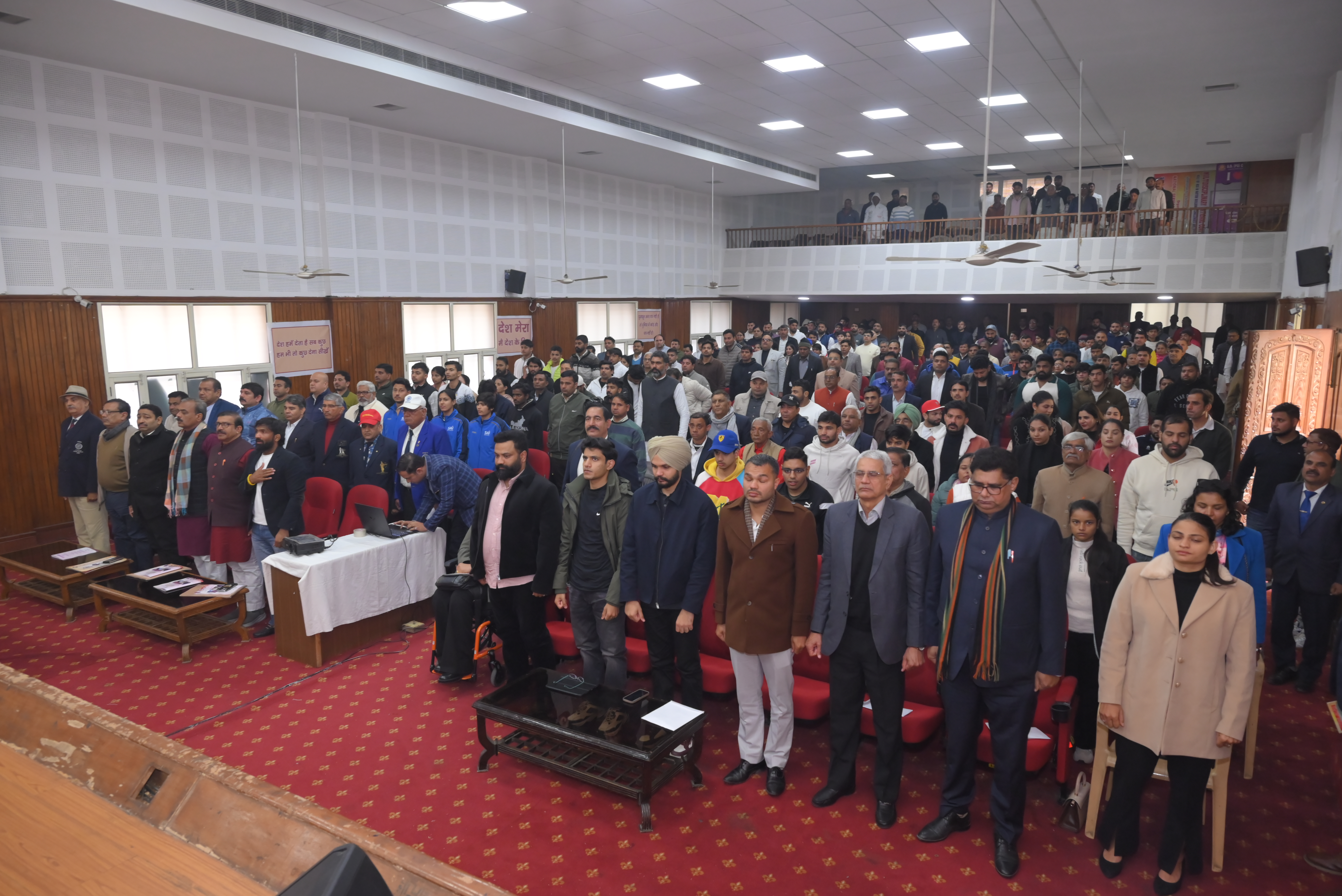 राष्ट्रगाण करते हुए कार्यक्रम में शामिल खिलाड़ी।