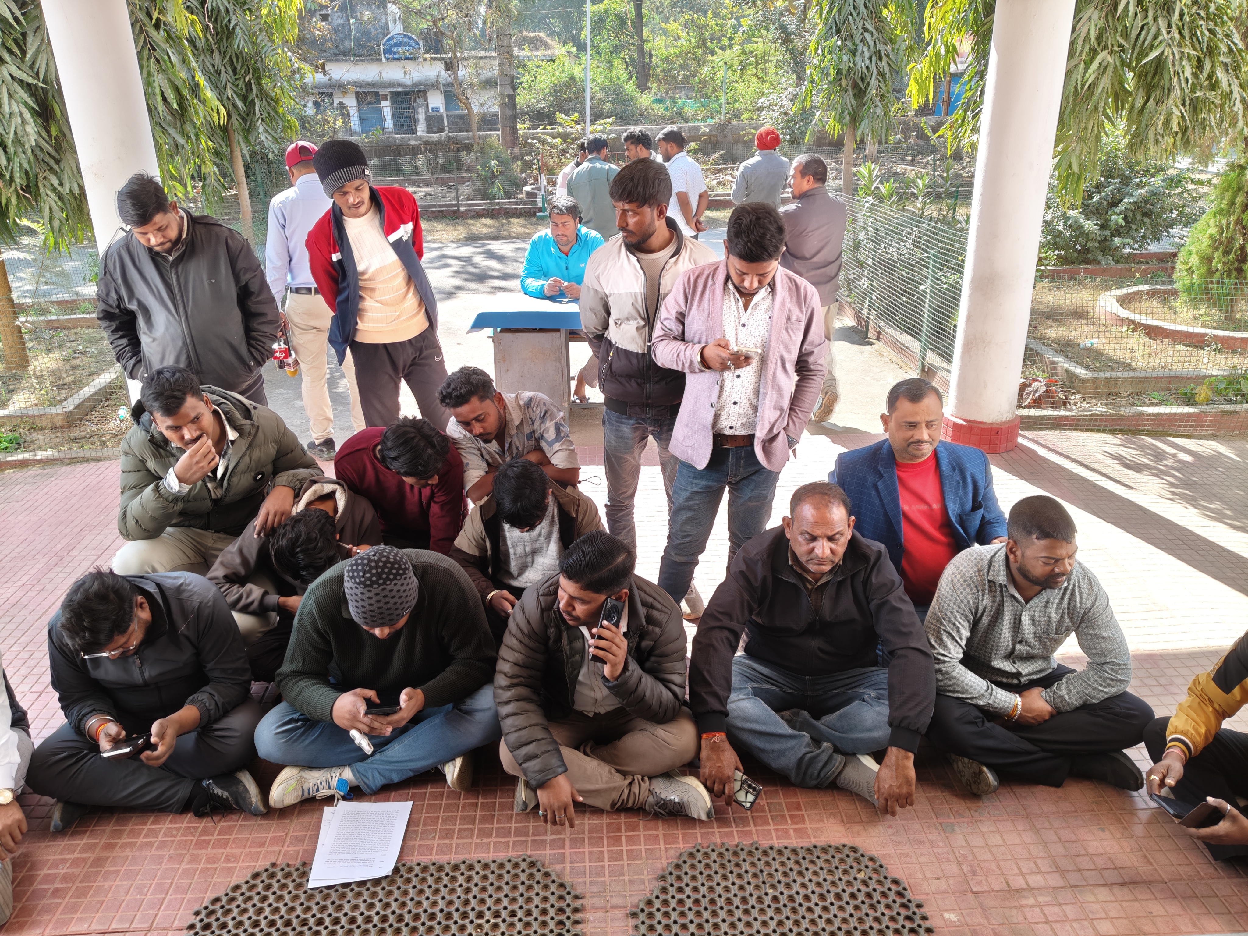 थाने में धरने पर बैठे कार्यकर्ता।