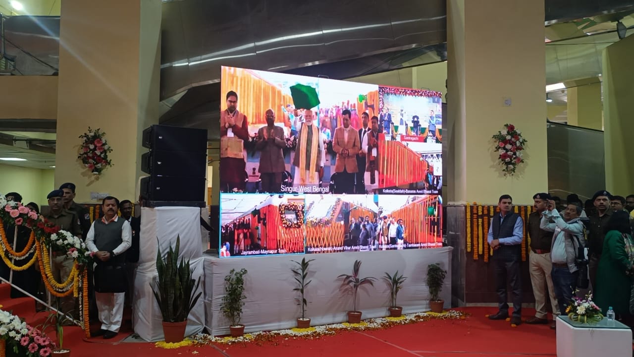 प्रधानमंत्री नरेंद्र मोदी ने तीन नई अमृत भारत एक्सप्रेस ट्रेनों को हरी झंडी दिखाई।
