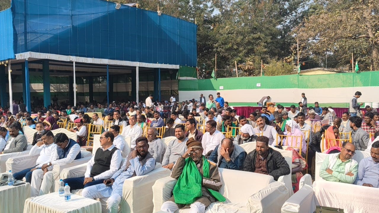 उपस्थित कार्यकर्त्ता