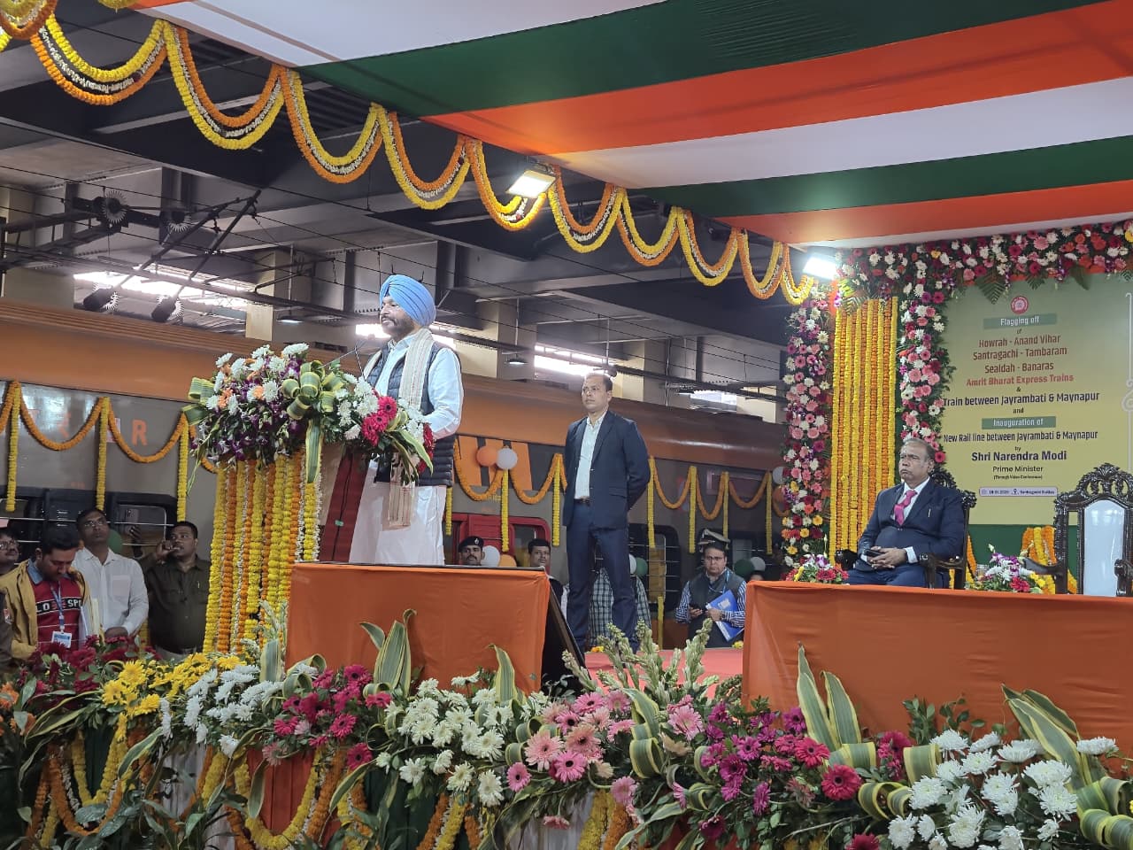 प्रधानमंत्री नरेंद्र मोदी ने तीन नई अमृत भारत एक्सप्रेस ट्रेनों को हरी झंडी दिखाई।