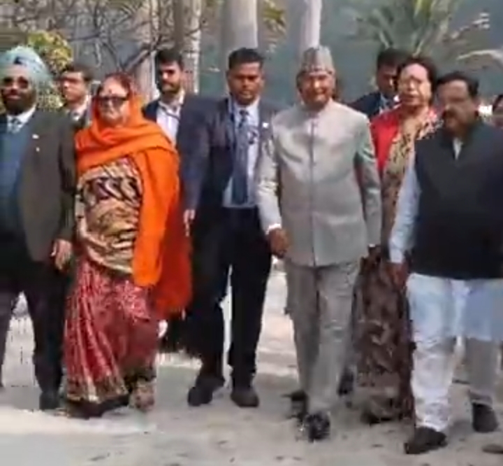 हाथ जोड़कर अभिवादन स्वीकार करते पूर्व राष्ट्रपति रामनाथ कोविंद