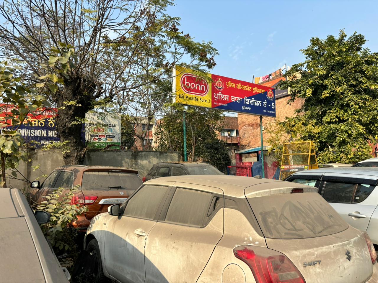 पंजाब के लुधियाना में पड़े वाहन