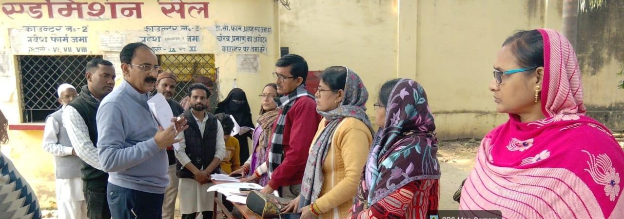 सिटी मजिस्ट्रेट इंद्र नंदन सिंह बूथों पर बीएलओ से बातचीत करते हुए