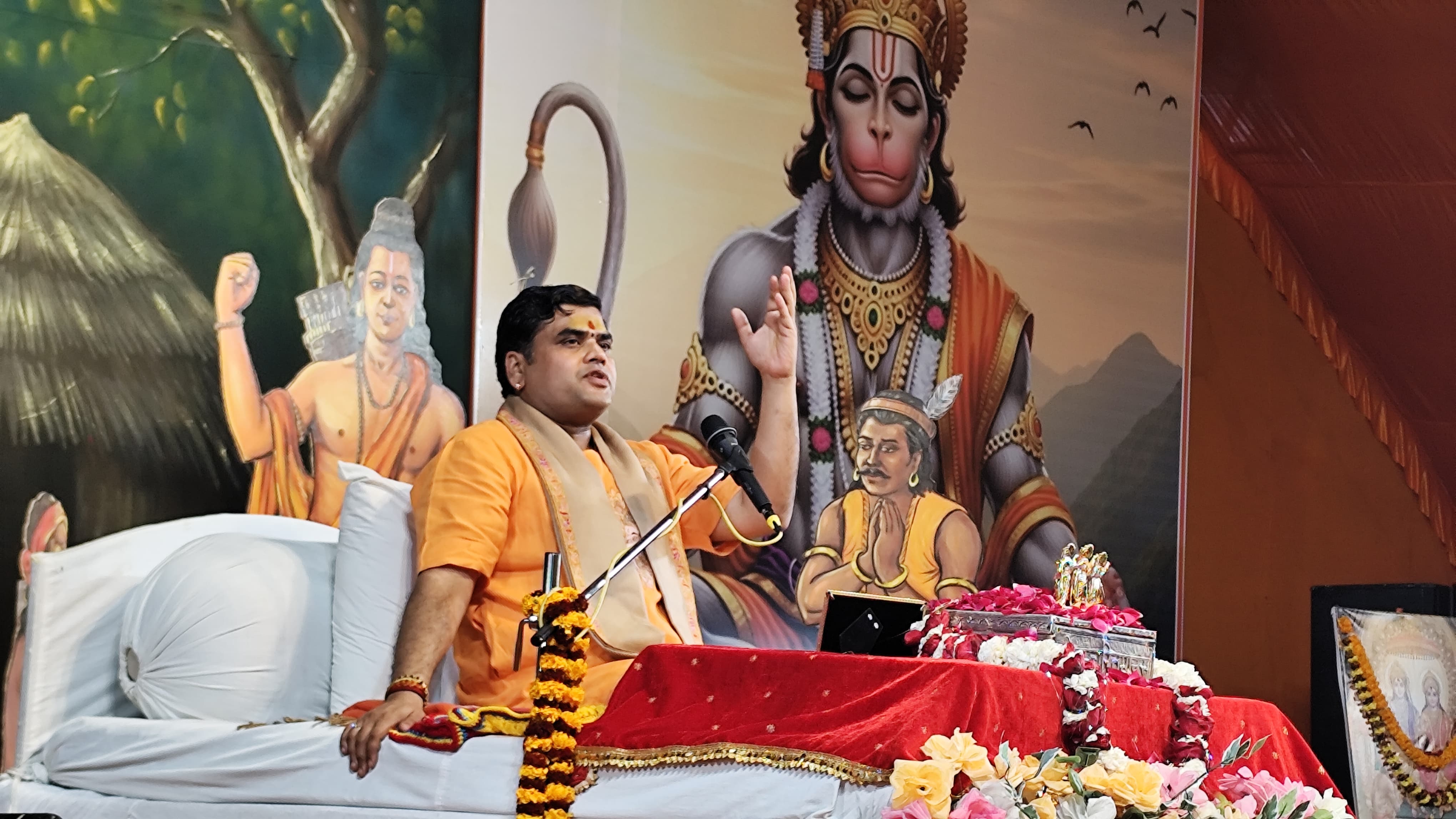 कथा करते आचार्य शांतुन जी