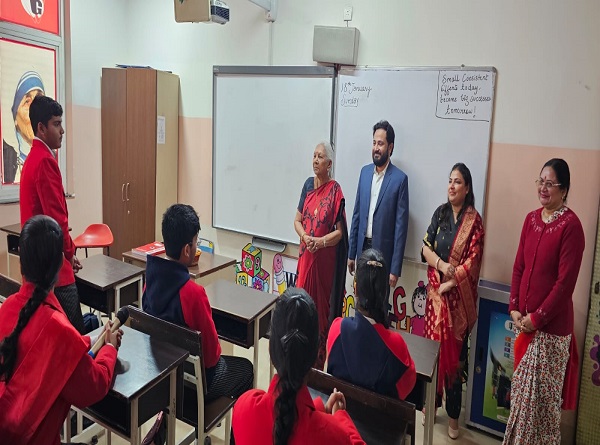 बच्चों से बातचीत करती राज्यपाल