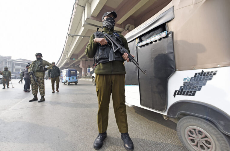 गणतंत्र दिवस से पहले कश्मीर में सुरक्षा बढ़ा दी गई