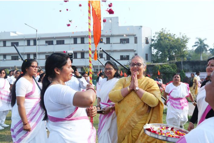 ध्वज पूजन करती सेविकाएं