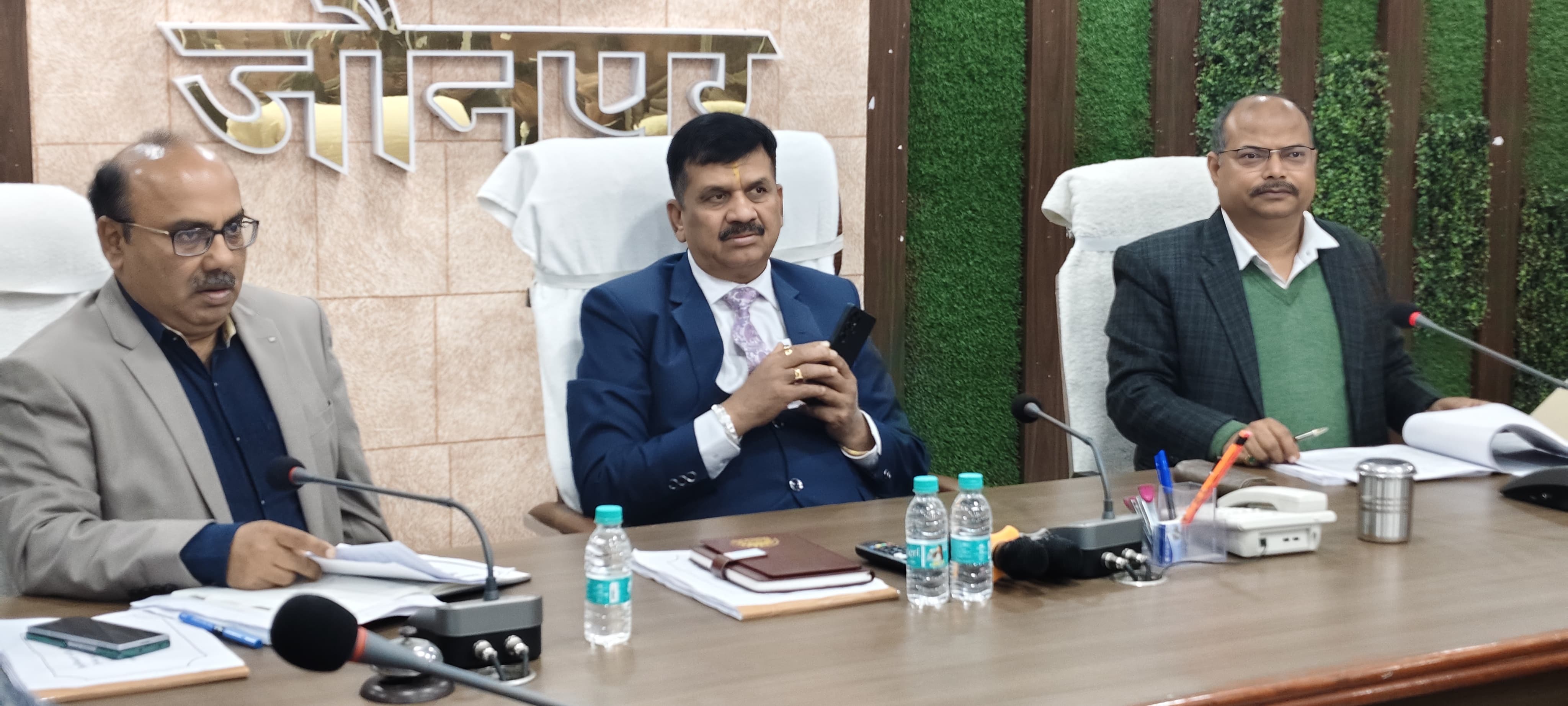 चाइनीज मांझे को लेकर बैठक करते हुए जिलाधिकारी डॉ दिनेश चंद्र सिंह और  एडीएम अजय अंबष्ट