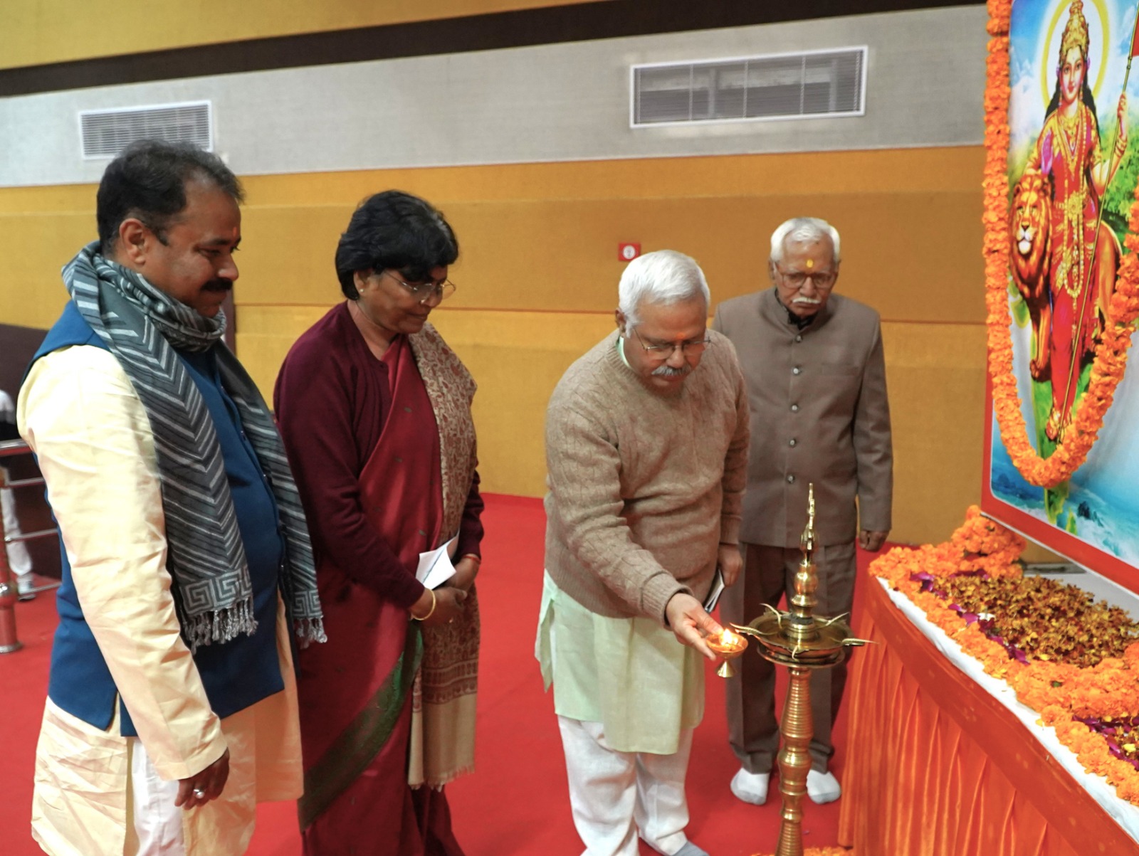 पूर्वांचल विश्वविद्यालय में आयोजित कार्यक्रम में मुख्य अतिथि सुनील आंबेकर जी दीप प्रज्वलित करते हुए