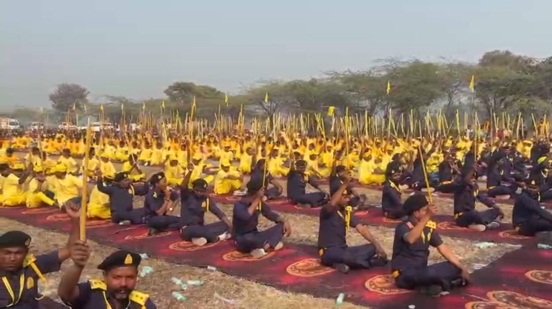 डंडा लहराते कार्यकर्ता