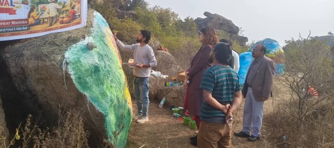 पेंटिंग करते कलाकार