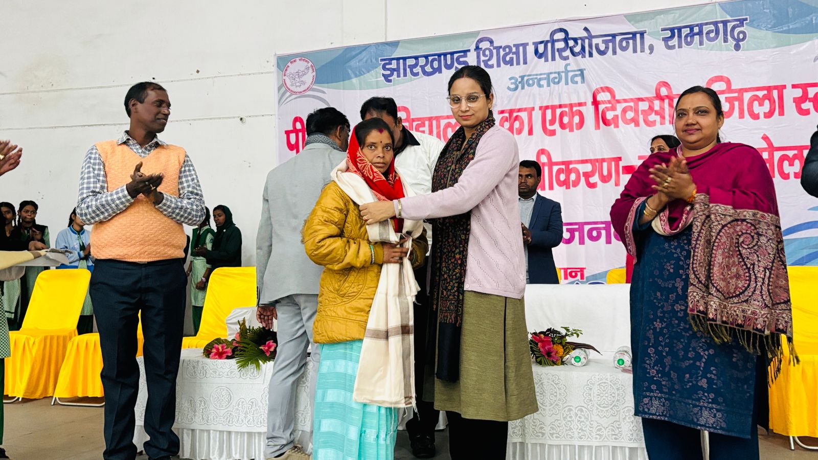 सम्मानित करते अतिथि