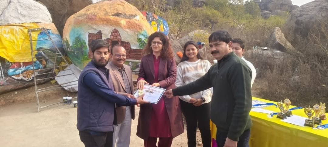 कलाकारों को पुरस्कृत करतीं डीएम