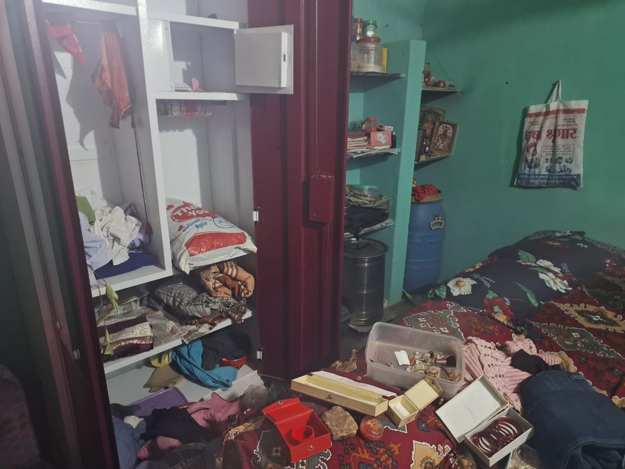 घर में चोरी