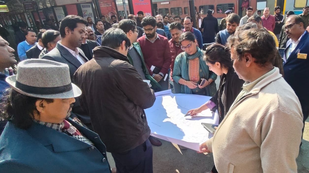 मुरादाबाद रेल मंडल के हरिद्वार स्टेशन का निरीक्षण  करतीं मंडल रेल प्रबंधक विनीता श्रीवास्तव