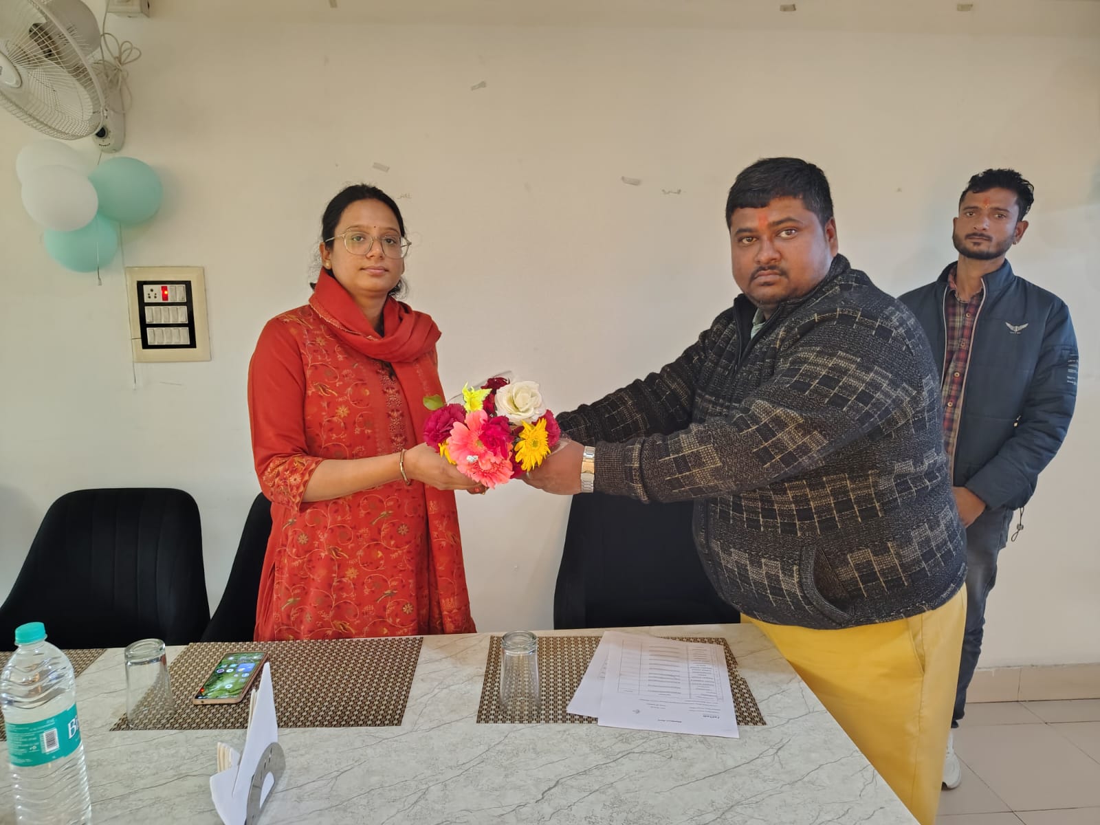 प्रशिक्षण देते अधिकारी