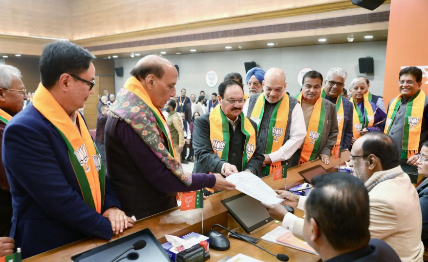 नितिन नबीन का नामांकन दाखिल करते रक्षा मंत्री राजनाथ सिंह, गृह मंत्री अमित शाह, केंद्रीय मंत्री जेपी नड्डा, नितिन गडकरी सहित पार्टी के कई वरिष्ठ नेता