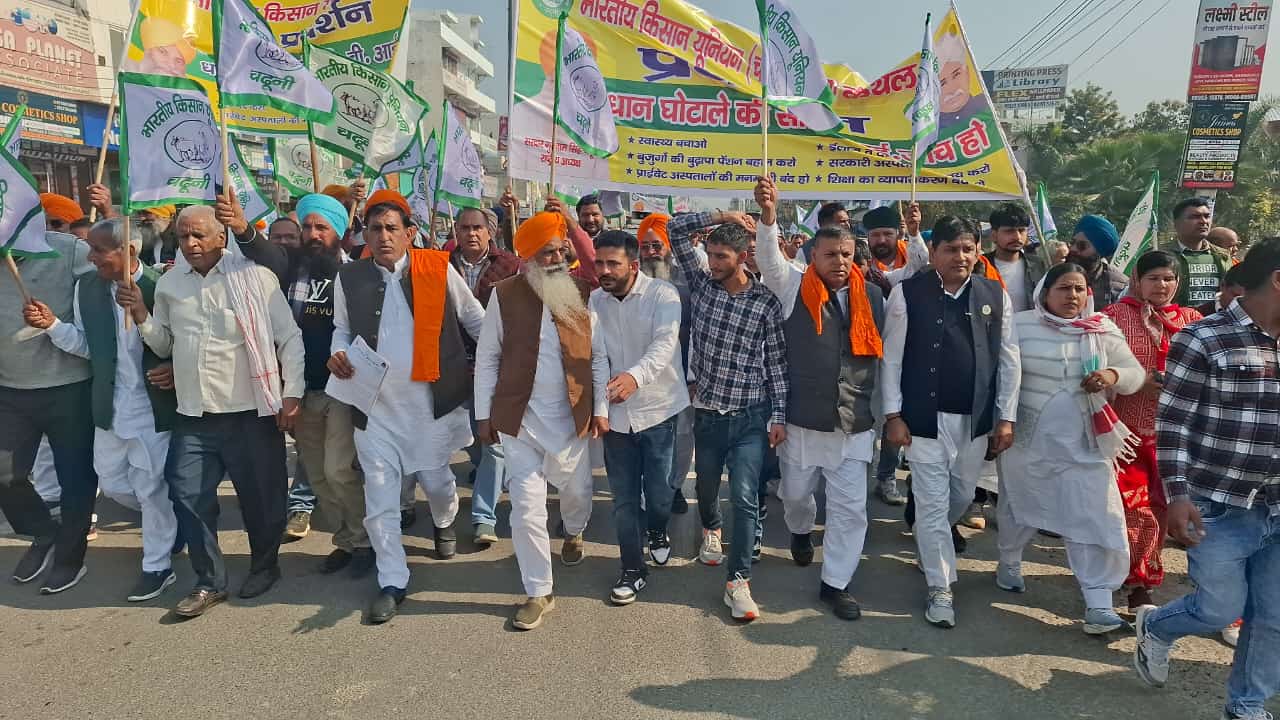 धान खरीद में घाेटाले का आराेप लगाकर सीबीआई जांच के लिए लघु सचिवालय में राेष प्रदर्शन करते किसान नेता