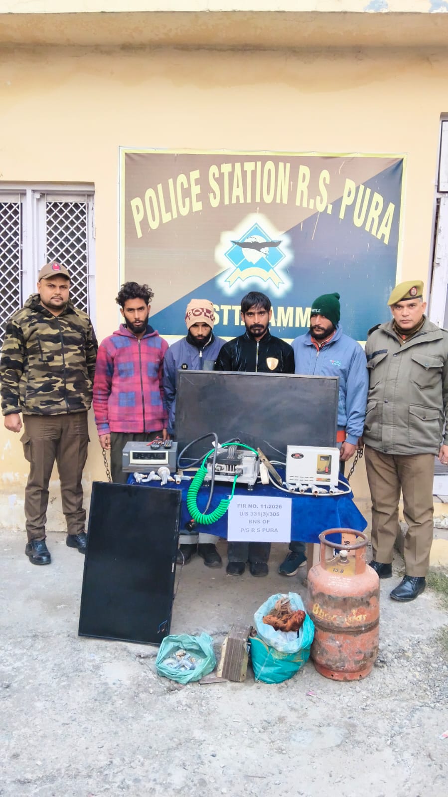 जम्मू आरएसपुरा पुलिस स्टेशन ने चोरी का मामला सुलझाया चार चोर गिरफ्तार 40000 की चोरी की संपत्ति बरामद