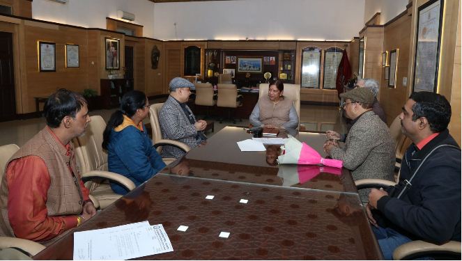 कुलपति के साथ फिजियोथेरेपिस्ट एसोसिएशन के पदाधिकारी